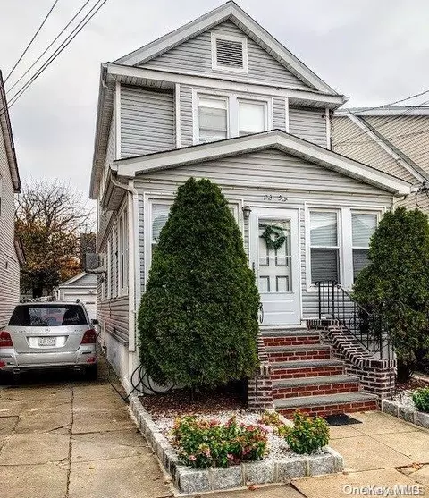 92-55 246th St, Floral Park, NY 11001