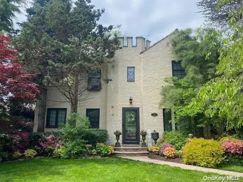 76 Fox Blvd, Merrick, NY 11566