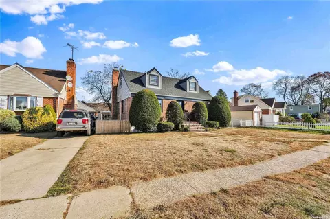 7 Ash Ct, Hempstead, NY 11550