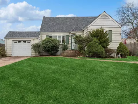 462 17th St, West Babylon, NY 11704