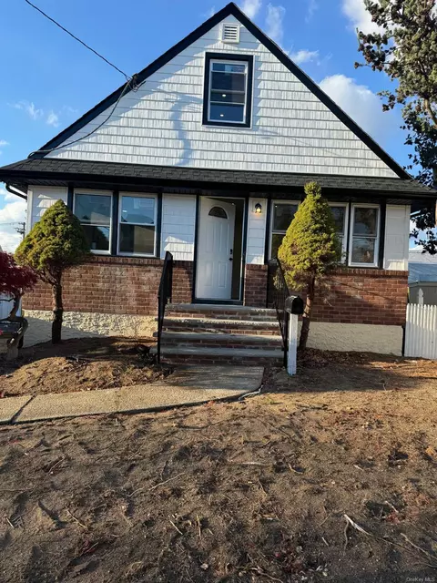 1747 Chestnut St, Merrick, NY 11566