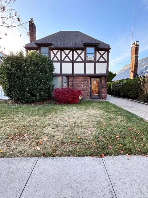 11 Kenilworth Rd, Mineola, NY 11501