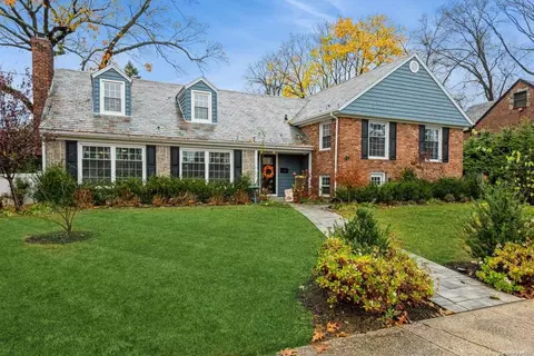 1 Arrandale Rd, Rockville Centre, NY 11570