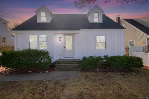 82 W Smith St, Amityville, NY 11701