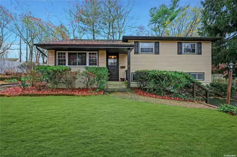56 Grist Mill Ln, Huntington, NY 11743