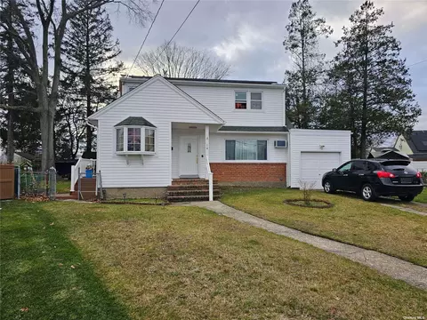 14 Patricia Ct, Massapequa, NY 11758