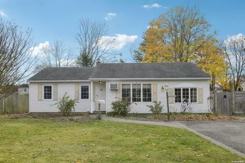 10 Dogwood Ln, Patchogue, NY 11772