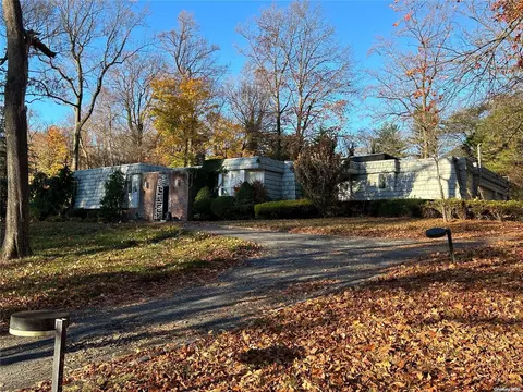 25 Sousa Dr, North Hempstead, NY 11050