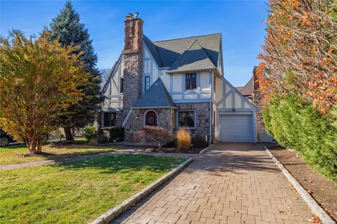 20 Addison Pl, Rockville Centre, NY 11570