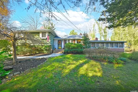 3 Robin Ln, Huntington, NY 11743