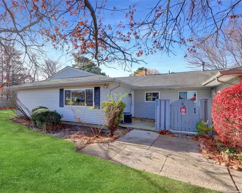 24 Feller Dr #24, Central Islip, NY 11722