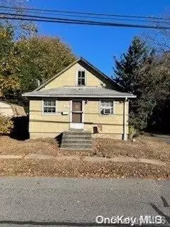 132 S 7th St, Lindenhurst, NY 11757