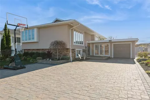 79 Elaine Dr, Oceanside, NY 11572