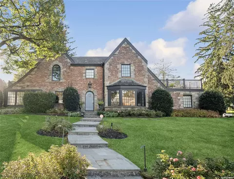 124 Payne Whitney Ln, North Hempstead, NY 11030