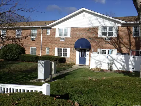 460 Old Town Rd #4B, Port Jefferson Station, NY 11776