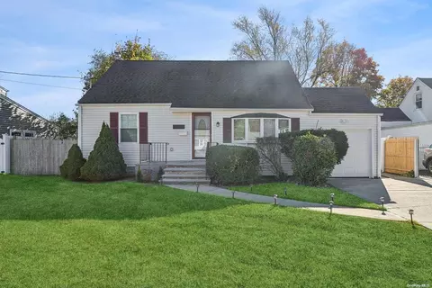 486 18th St, West Babylon, NY 11704