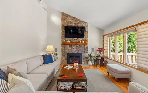 13 Spruce Ln, Syosset, NY 11791