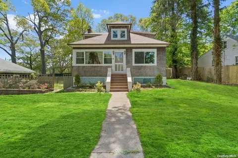 7 South Dr, Ronkonkoma, NY 11779
