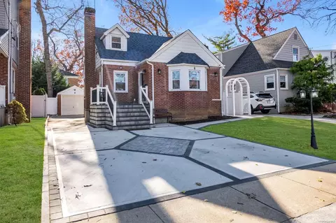 32 Corwin Ave, North Hempstead, NY 11040