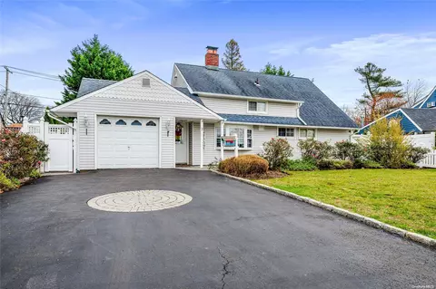 7 Round Ln, Levittown, NY 11756