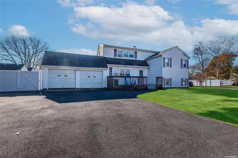 28 Chestnut Dr, Bay Shore, NY 11706