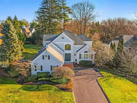 7 Meadow Ln, North Hempstead, NY 11030