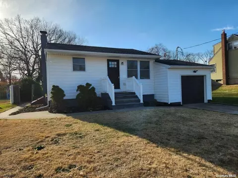 469 N Alleghany Ave, Lindenhurst, NY 11757