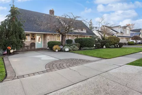 72 Brittle Ln, Hicksville, NY 11801