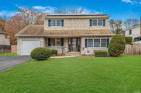 101 Serpentine Ln, Islandia, NY 11749