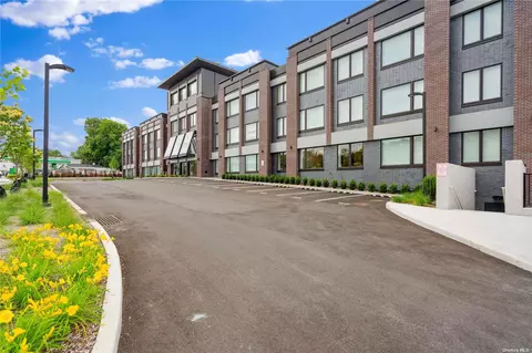 218 Middle Neck Rd #202, North Hempstead, NY 11021