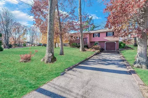 26 White Oak Dr, Smithtown, NY 11787
