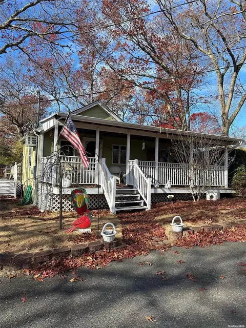 10 Siracusa Blvd, Smithtown, NY 11787