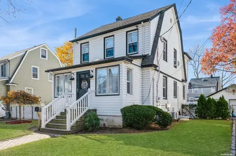 9 Calvin St, Lynbrook, NY 11563
