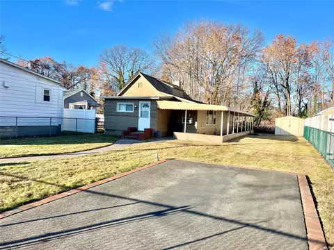 641 Woodland Dr, Hempstead, NY 11550