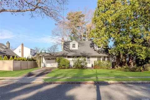 215 Lindbergh St, Massapequa Park, NY 11762