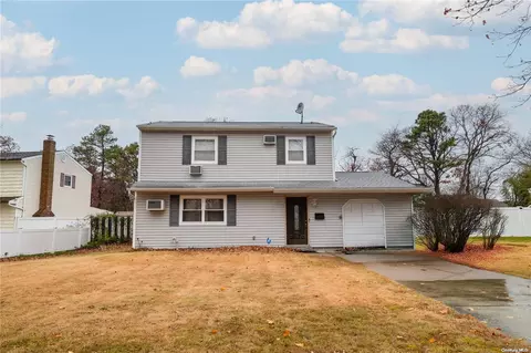 15 2nd Pl, Central Islip, NY 11722