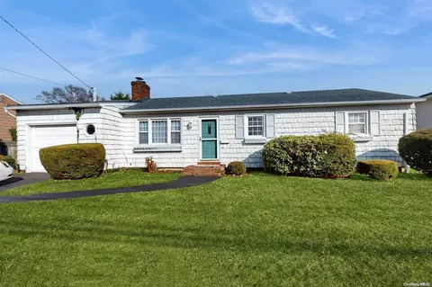 15 S Bay Dr, Massapequa, NY 11758