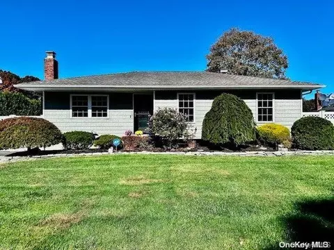 1 Breston Dr, Shirley, NY 11967