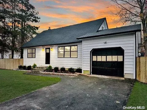 48 Arrowhead Dr, Shirley, NY 11967
