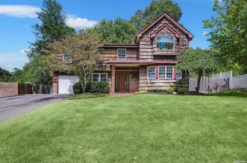 8 Stonywood Dr, Commack, NY 11725