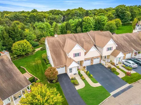 262 Pond Cir #262, Mount Sinai, NY 11766