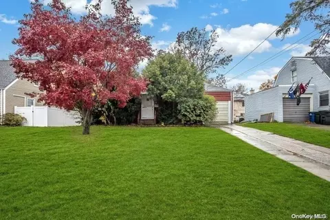 29 Avon Rd, Hewlett, NY 11557