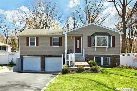 17 Sheppard Ln, Smithtown, NY 11787