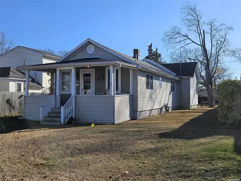 30 Park St, Blue Point, NY 11715