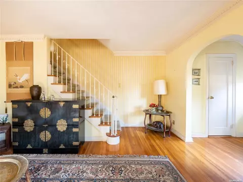 28 Homewood Dr, North Hempstead, NY 11030