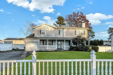 135 N 26th St, Wheatley Heights, NY 11798