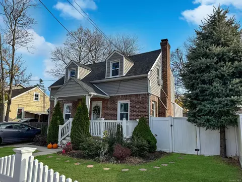 118 E Pennywood Ave, Roosevelt, NY 11575