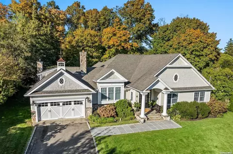 15 Judy Ct, Centerport, NY 11721