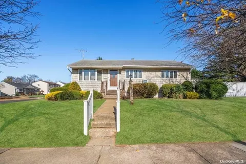 838 Doughty Ave, Franklin Square, NY 11010