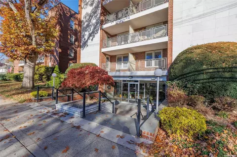 110 Brooklyn Ave #2H, Freeport, NY 11520